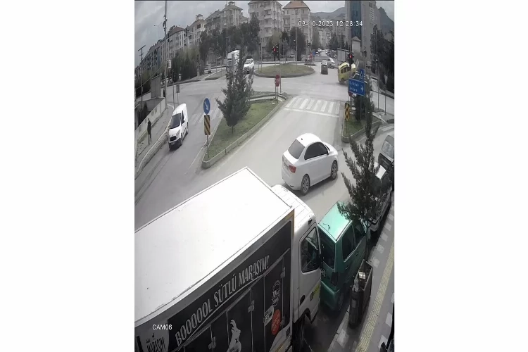 Çorum’da ticari taksi trafik levhalarına çarptı haberinin görseli