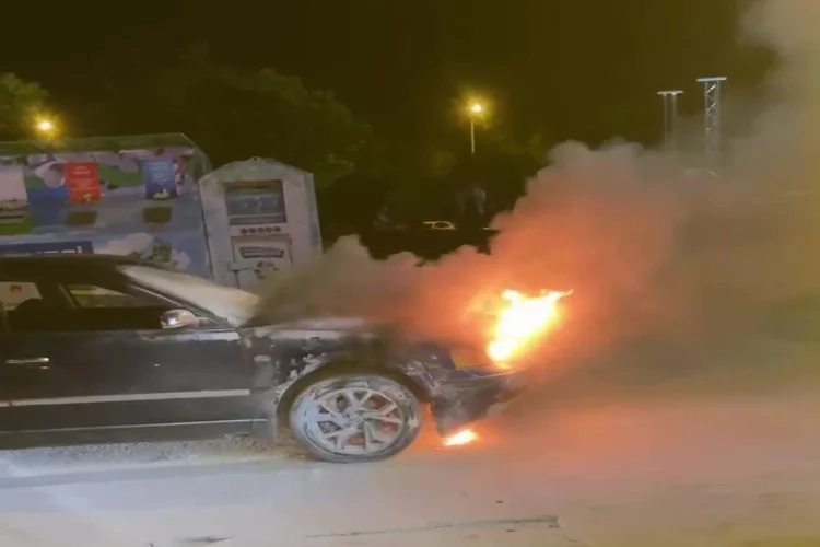 Denizli'de bir araç son anda yanmaktan kurtarıldı haberinin görseli