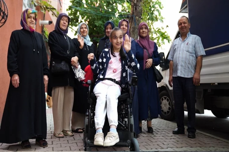 Büyükşehir'den Semanur’a akülü araba hediyesi haberinin görseli