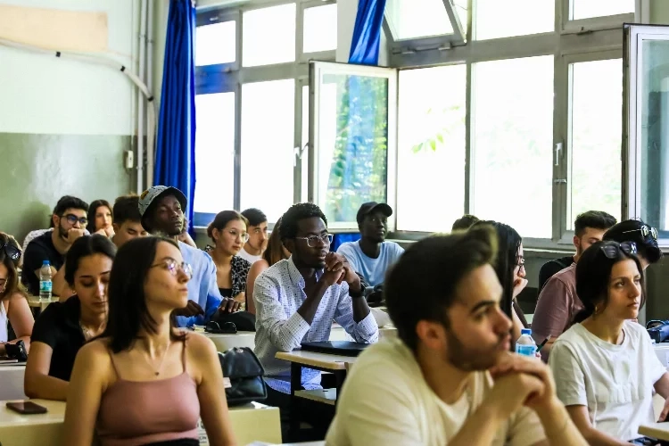 DEÜ yeni öğrencileri ile yeni akademik yıla başladı haberinin görseli
