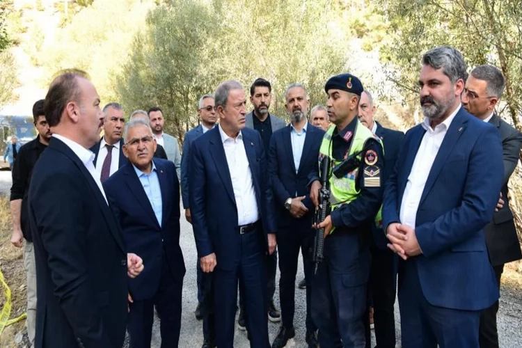 Hulusi Akar’dan şehit veterinerin ailesine taziye ziyareti haberinin görseli