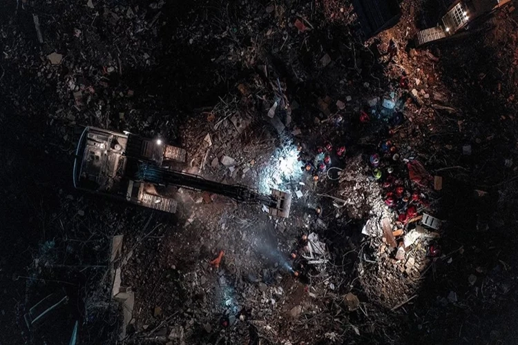 İzmir depreminde yıkılan binaya ilişkin şok detay haberinin görseli