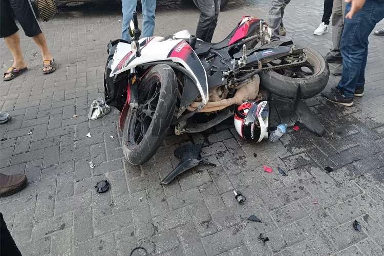 Manisa’da motosiklet ile minibüs çarpıştı haberinin görseli