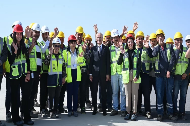 Bakan Uraloğlu: Ankara Esenboğa Havalimanımız 3. pistine kavuşacak haberinin görseli