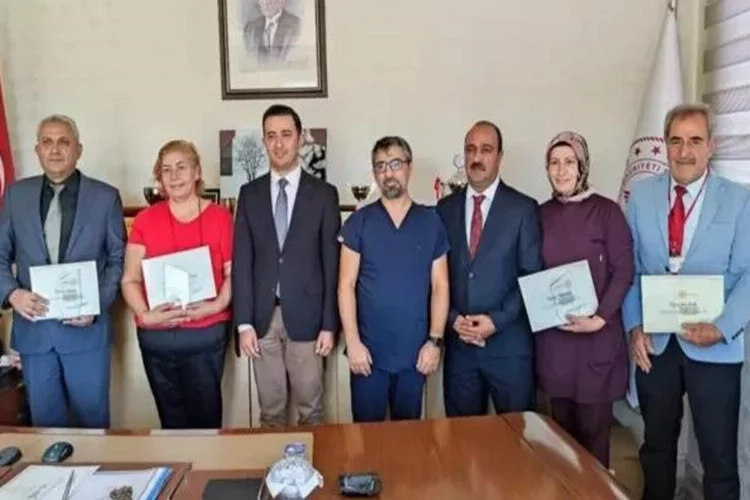 Bitlis’te meslekte 25 yılını dolduranlara teşekkür belgesi verildi haberinin görseli