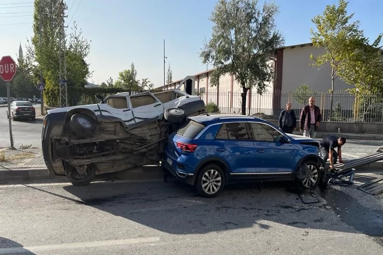 Kayseri'de feci kaza: Yaralılar var! haberinin görseli