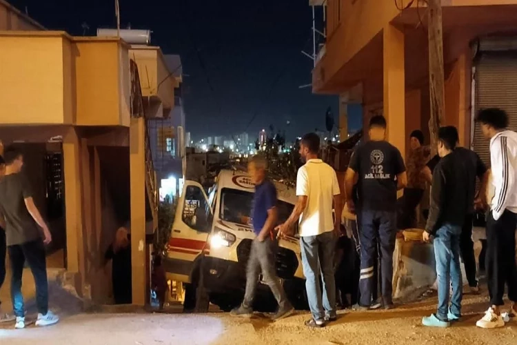 Hatay'da dikkatsizlik kazaya sebep oldu ambulans çukura düştü haberinin görseli