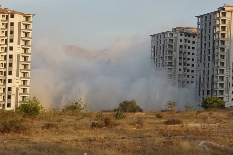 Malatya'da ağır hasarlı binalar patlayıcı ile yıkılıyor