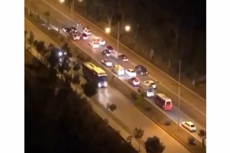 Yolu trafiğe kapatıp oyun oynadı haberinin görseli