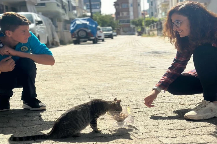 Manisa'da özel öğrenciler sokak hayvanlarını unutmadı