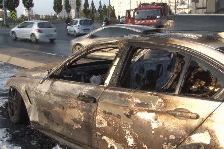 İstanbul'da bir araç alev topuna döndü haberinin görseli