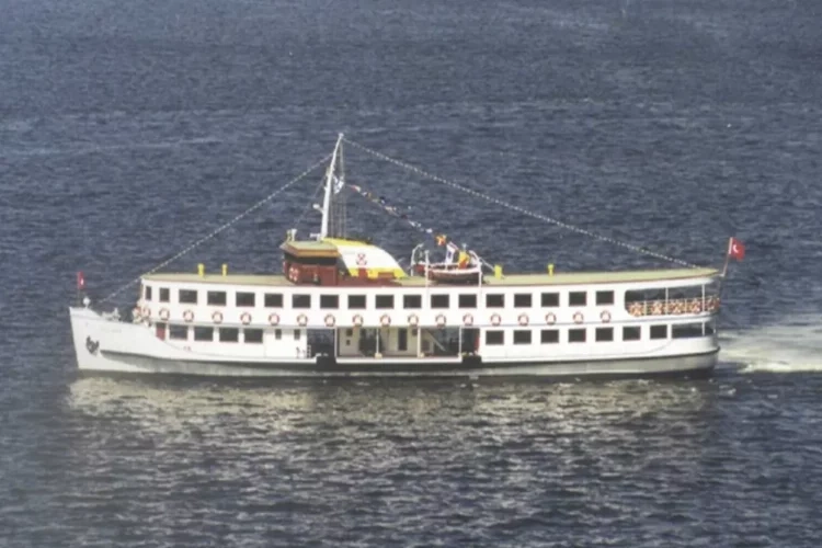 Bergama Vapuru, İzmir Körfezi'nde karaya oturdu haberinin görseli