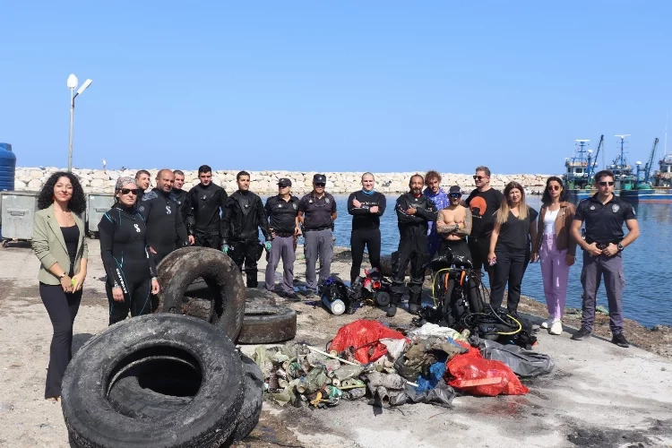 Karaburun sularında balık değil atıklar yüzüyor haberinin görseli