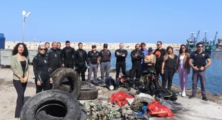 Karaburun sularında balık değil atıklar yüzüyor