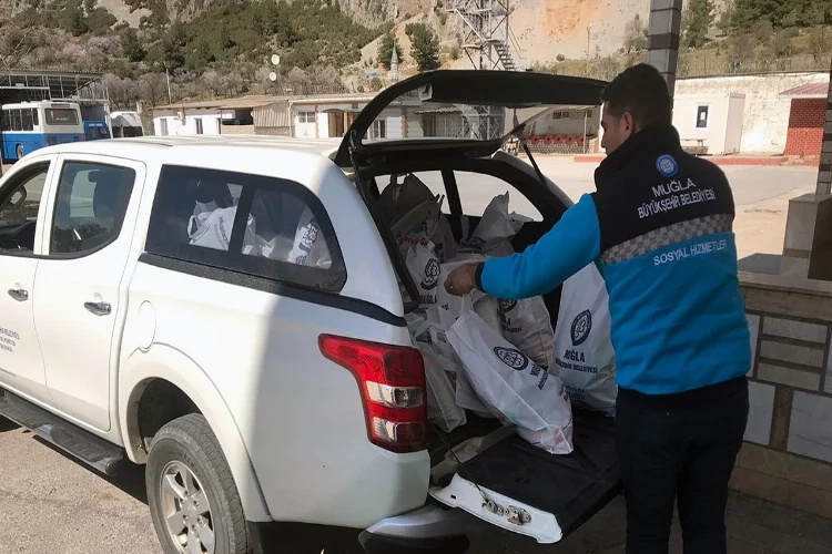 Muğla Büyükşehir Belediyesi, hijyen paketi dağıtımını sürdürüyor