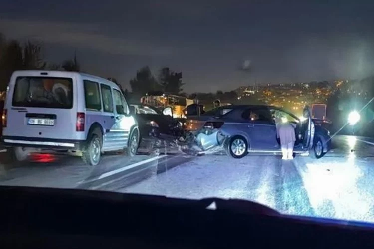 Otoyolda zincirleme trafik kazası: 4 yaralı haberinin görseli