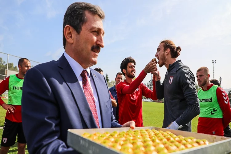 Vali Orhan Tavlı’dan Samsunspor’a baklava sürprizi haberinin görseli