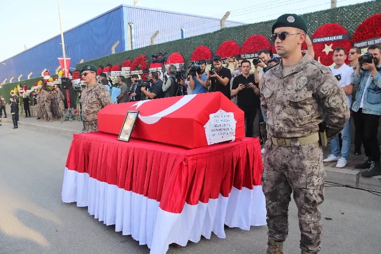 İzmir şehidini son yolculuğuna uğurladı haberinin görseli