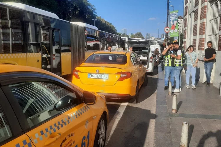İstanbul'da taksiciler yolcu seçti... Araçlarına el kondu haberinin görseli