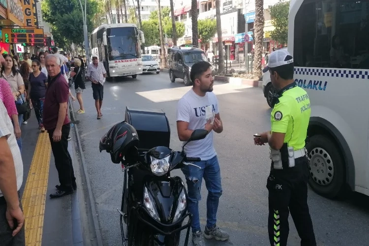 Antalya'da kasksız motosiklet sürücülerine ceza haberinin görseli
