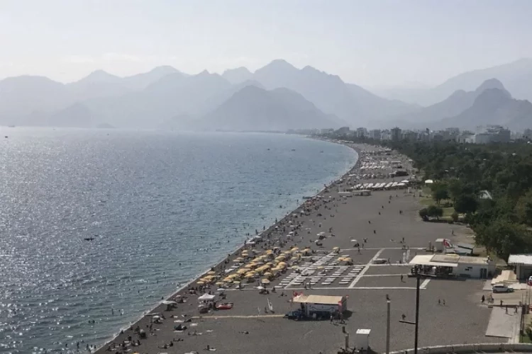 Antalya sahillerinde yaz sürüyor haberinin görseli