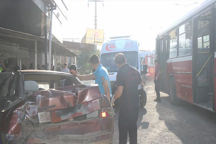 Diyarbakır’da park halindeki otomobile otobüs çarptı haberinin görseli
