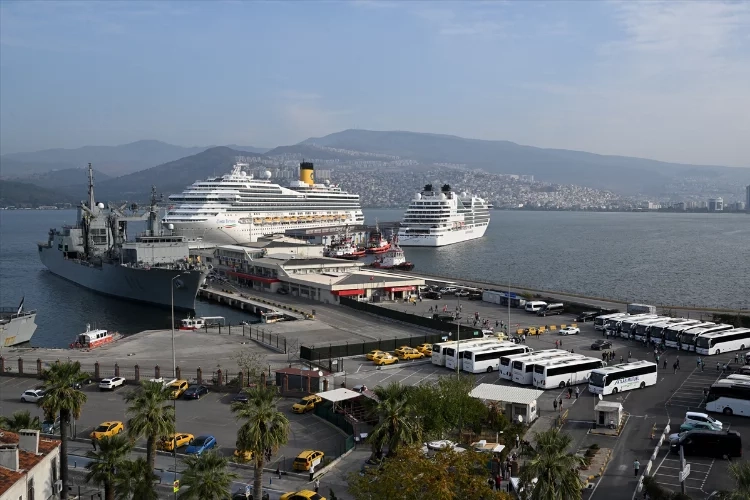 İzmir'de turist hareketliliği yaşandı haberinin görseli