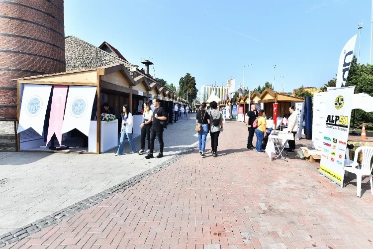 İzmir Büyükşehir'den gençlere 'Kariyer Fuarı' haberinin görseli