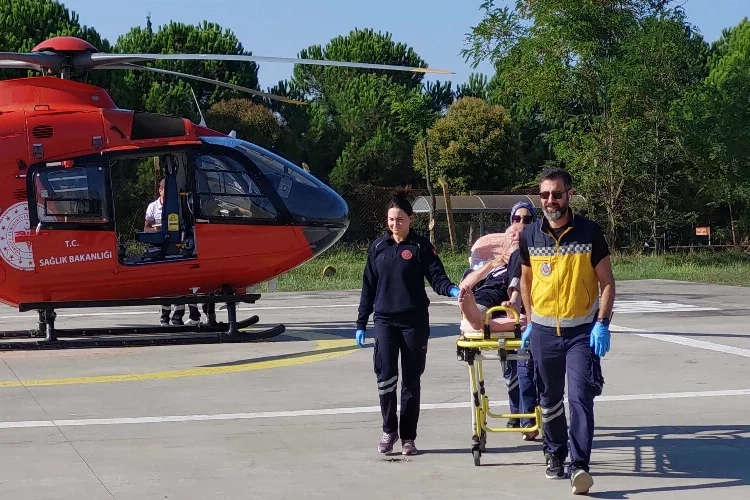 Kalp krizi geçiren yaşlı adama ambulans helikopteri yetişti