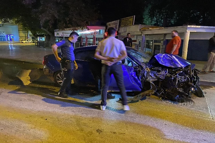 Antalya'da trafik kazası: Polis dökülen akaryakıta kum döktü