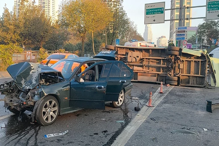 Beşiktaş'ta sabah saatlerinde feci kaza: Otomobil minibüse çarptı