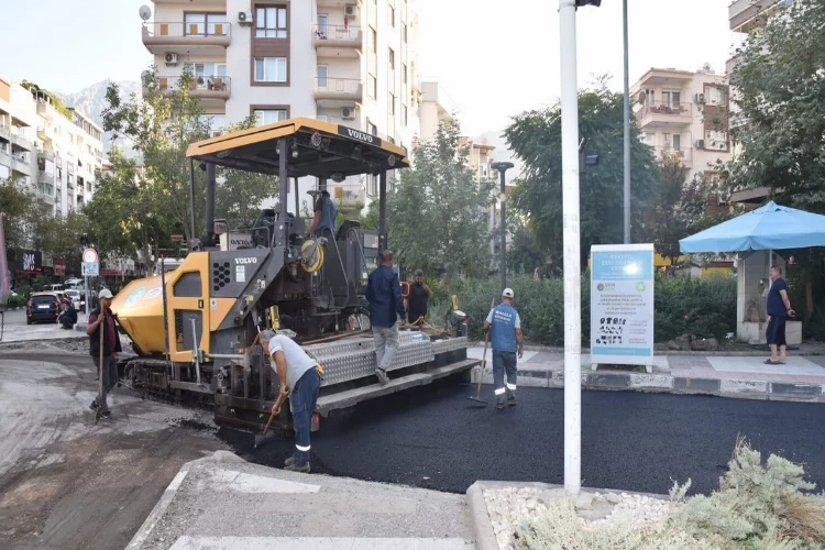 Büyükşehirden asfaltta pazar mesaisi haberinin görseli
