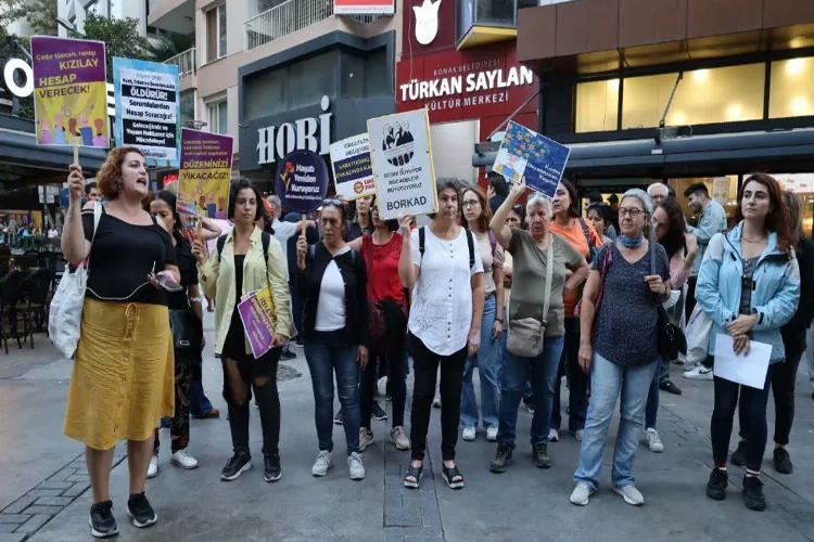 Depremzede kadınlar için sokağa indiler: En temel hizmetlere erişemiyorlar!