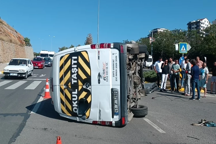 Kocaeli'nde servis minibüsü devrildi: 1 yaralı