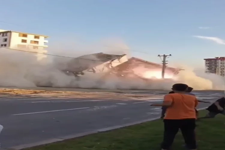 Kahramanmaraş'ta kontrollü yıkım yola çöktü