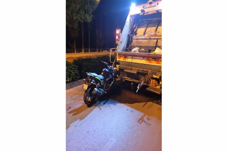 Antalya’da trafik kazası: Motosiklet çöp kamyonuna çarptı haberinin görseli