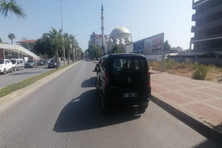 Antalya Manavgat'ta hafif ticari araçla motosiklet çarpıştı