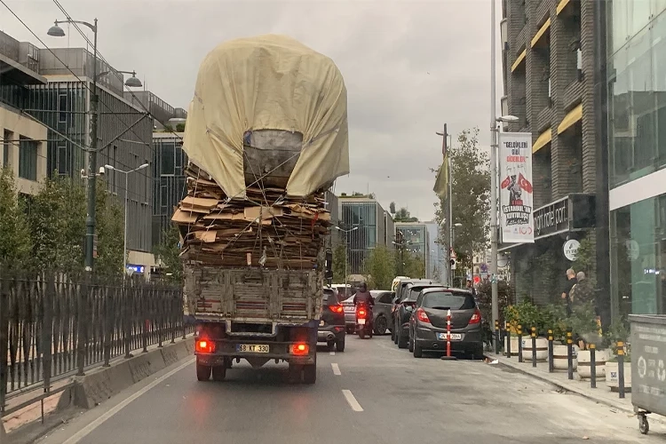 İstanbul’da aşırı yüklü kamyon tehlike saçtı haberinin görseli