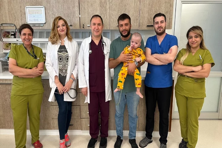 9 aylık bebek 18 günlük yaşam mücadelesini kazandı haberinin görseli
