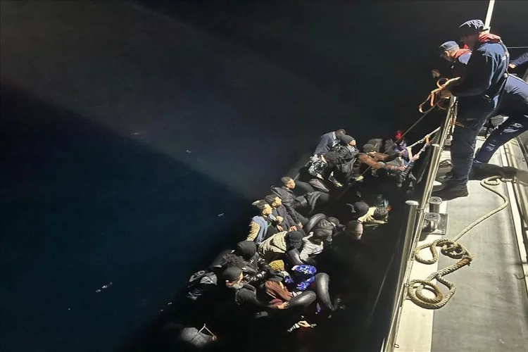 İzmir açıklarında 197 düzensiz göçmen yakalandı haberinin görseli