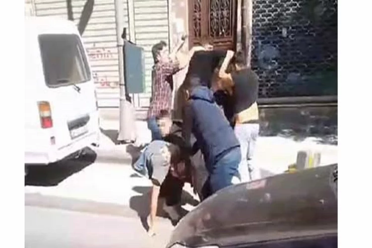 Gençler cadde ortasında birbirine girdi haberinin görseli