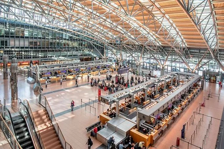 Hamburg Havalimanı’nda saldırı tehdidi! Uçuşlar durdu haberinin görseli