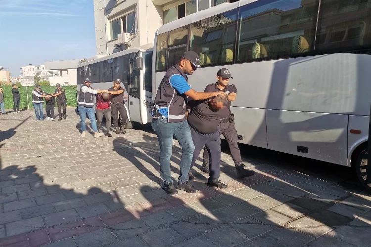 İzmir'de 'Kafes Operasyonu': 20 şüpheli adliyede haberinin görseli