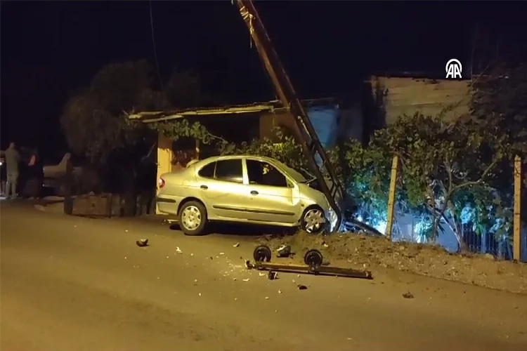 Adana'da trafik kazası: Otomobil aydınlatma direğine çarptı haberinin görseli