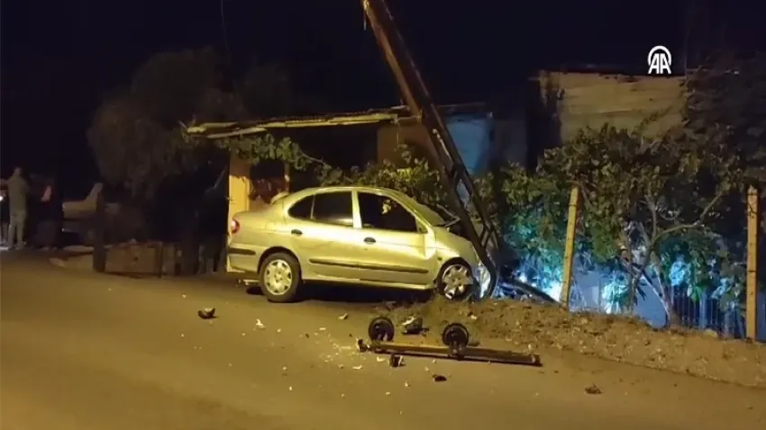 Adana'da trafik kazası: Otomobil aydınlatma direğine çarptı haberinin görseli
