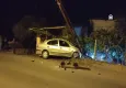Adana'da trafik kazası: Otomobil aydınlatma direğine çarptı