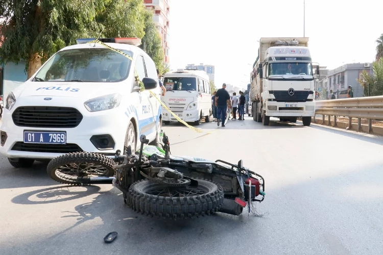 Adana’da feci kaza: Önce yayaya sonra minibüse çarptı haberinin görseli