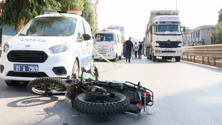 Adana’da feci kaza: Önce yayaya sonra minibüse çarptı haberinin görseli