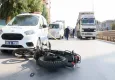 Adana’da feci kaza: Önce yayaya sonra minibüse çarptı