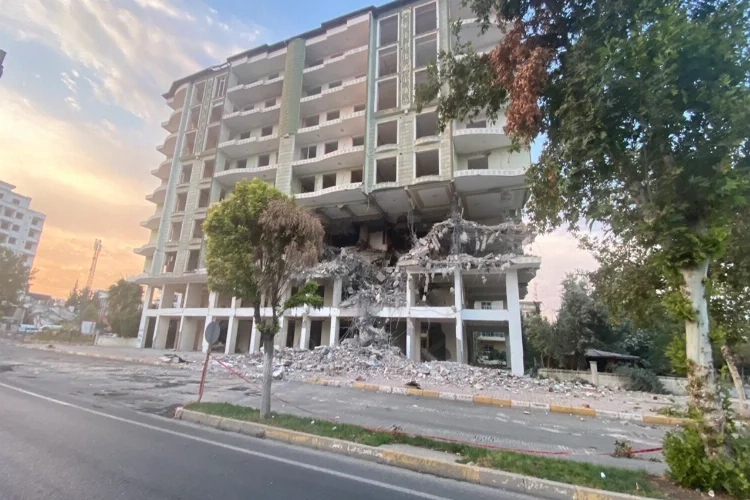 Adıyaman'da kolonları parçalanan bina güçlükle yıkıldı haberinin görseli